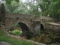 O rego do Batán ó seu paso pola Ponte Vella de Martiñán.