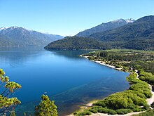 Un lac aux eaux bleues.