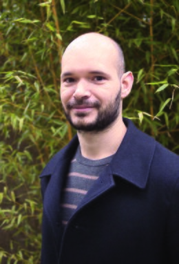 un homme barbu avec une casquette