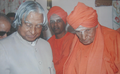 Sree Sree Shivakumara Swamiji (right)