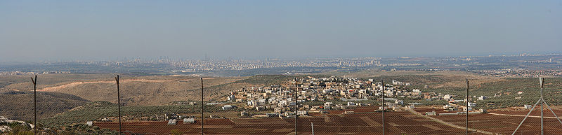 منظر عام لدير بلوط وخلفها تل أبيب من مستوطنة بدوئيل.