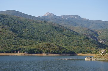 Езерото со планината Вишешница