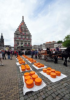 Éventaire de fromages de Gouda dans le centre historique de la ville. (définition réelle 2 848 × 4 288)