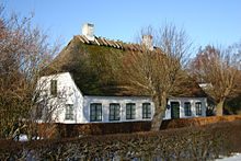 屋根をふいた田舎の家屋の写真