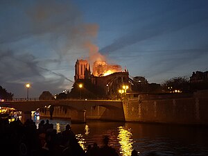 Incendie vu du côté est, la toiture est presque totalement détruite à 21 h 21.