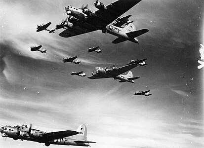 Formation du 493e groupe de bombardement, B-17 Flying Fortress à 27 900 pieds, au-dessus de Schleissmen, en Allemagne, le 9 avril 1945.