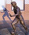 La statua di Abe Lenstra all'entrata dello stadio