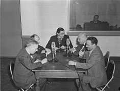 Roger Baulu avec un groupe de quatre invités en studio durant l’émission Le Mot S.V.P., Radio-Canada, Montréal, 22 février 1945.