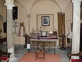 Salle à colonnes dans un pavillon de l'entrée, accueillant un musée liturgique.