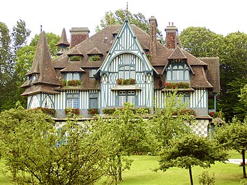 Villa avec toit à pyramidions.