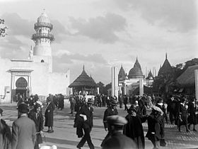 L'Exposition coloniale internationale, avec à gauche, le pavillon de la Côte française des Somalis.