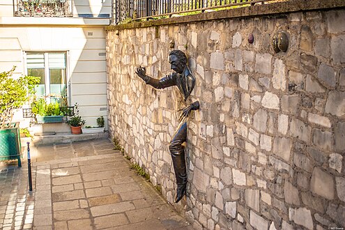 La sculpture de Jean Marais émerge du mur situé au fond de la place Marcel-Aymé.