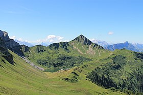 L'aiguille Verte dominant le lac de Lessy vue depuis le col de Sosay au nord.