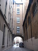 Rue en arcane en face de la passerelle du Collège