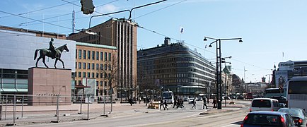 Statue du Maréchal Mannerheim et le musée Kiasma en arrière-plan)