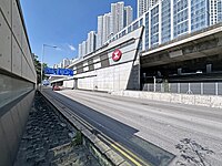 車站外的大型港鐵標誌（2023年11月）