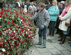 Розы, принесённые на место убийства, 3 марта 1986 года