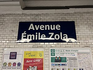 Plaque émaillée indiquant le nom de la station.