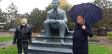 Le sculpteur Roger Langevin et le président-directeur général de BAnQ, Jean-Louis Roy.