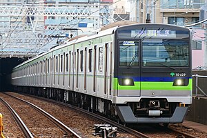 新宿線で使用される10-300形 （2022年11月、船堀駅）