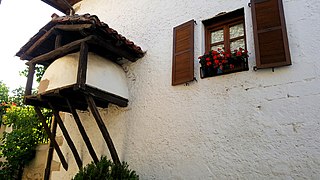 Forno colgado dentro da casa.