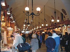 Interior con los puestos abiertos.