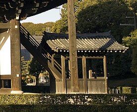 Il sanro del sanmon del Tōfuku-ji. (Vedi anche la foto del sanmon sopra.)