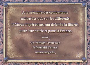 Détail de la plaque du monument précédent.