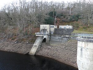 Le bâtiment à partir duquel part la galerie d'amenée d'eau vers la centrale hydroélectrique de Monceaux.