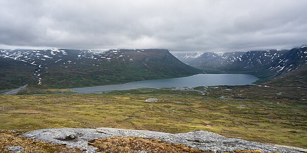 Vy mot Álggajávrre från Nuortap Rissávárre. Regnet hängde i luften.