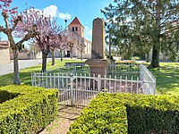 L'église et le Monument aux Morts.