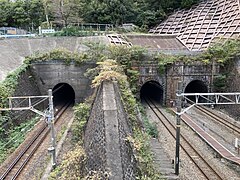 東山隧道東口（左：下り内側線、中央：上り内側線、右：上り外側線）