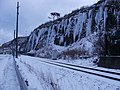 崖の地層から染み出た水が作り出す氷柱のカーテン