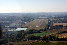 Vue aérienne de l'aéroport en 2011.