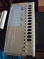 Liste des candidats sur une machine à voter. Chaque parti est représenté par un symbole électoral, et par un numéro en braille[11].