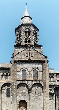 Bras du transept et clocher.