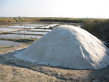 Брдо соли у солани Mer Marais Salants