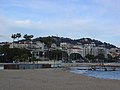 Vue sur le massif de la Californie avec au sommet l'observatoire de Super-Cannes depuis la Croisette.