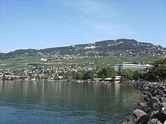 Le Mont-Pèlerin surplombant Chardonne et Corseaux vu depuis Vevey.