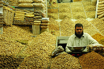 Un marché à Peshawar, une ville de la province de la Frontière-du-Nord-Ouest, au Pakistan. (définition réelle 1 024 × 681)