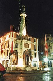 La fontaine des éléphants, éclairage nocturne.