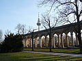 Hauptfriedhof Mannheim, Teilansicht der Arkaden mit darunter platzierten Gräbern