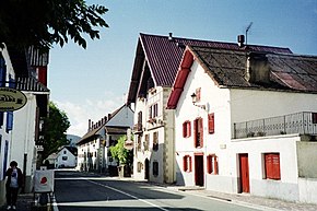 Rua de Burguete, com a casa onde se hospedou Ernest Hemingway