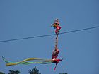 Numéro de funambulisme (acrobates de corde verticale) sans filet.