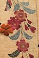 Kosode v. 1800-1850. Teinture yuzen et broderie de soie sur crêpe de soie chirimen blanc[27]. Détail. Coll. Matsuzakaya, Tokyo.