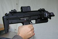 设计时已经有折叠式设计前握把的HK MP7A1。