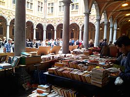 Marché du livre d'occasion à l’intérieure de la Vieille Bourse de Lille