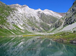 Haute vallée d'Ossoue : vue sur le lac d'Ossoue et le massif du Vignemale (arrière-plan).