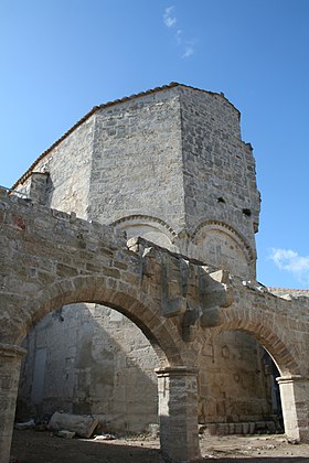 Le chevet polygonal et les arcades.