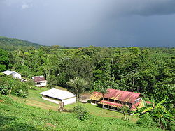 Vista de Ouanary uma pista da fazenda